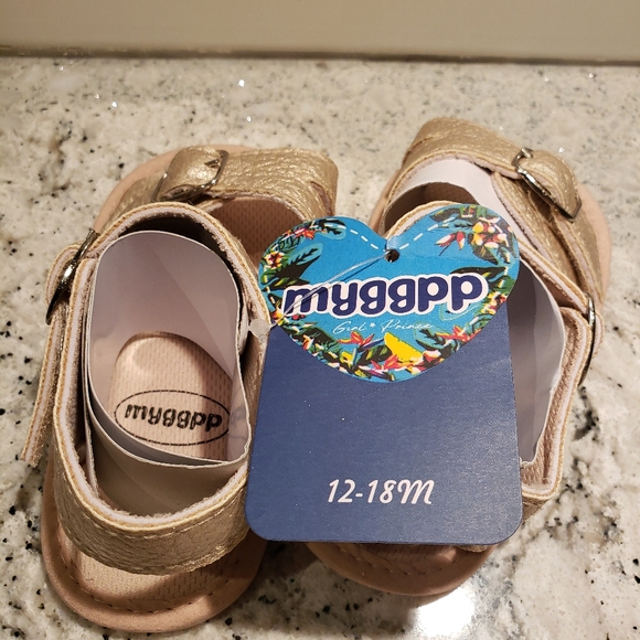 Baby's sandles. - Picture 2 of 3